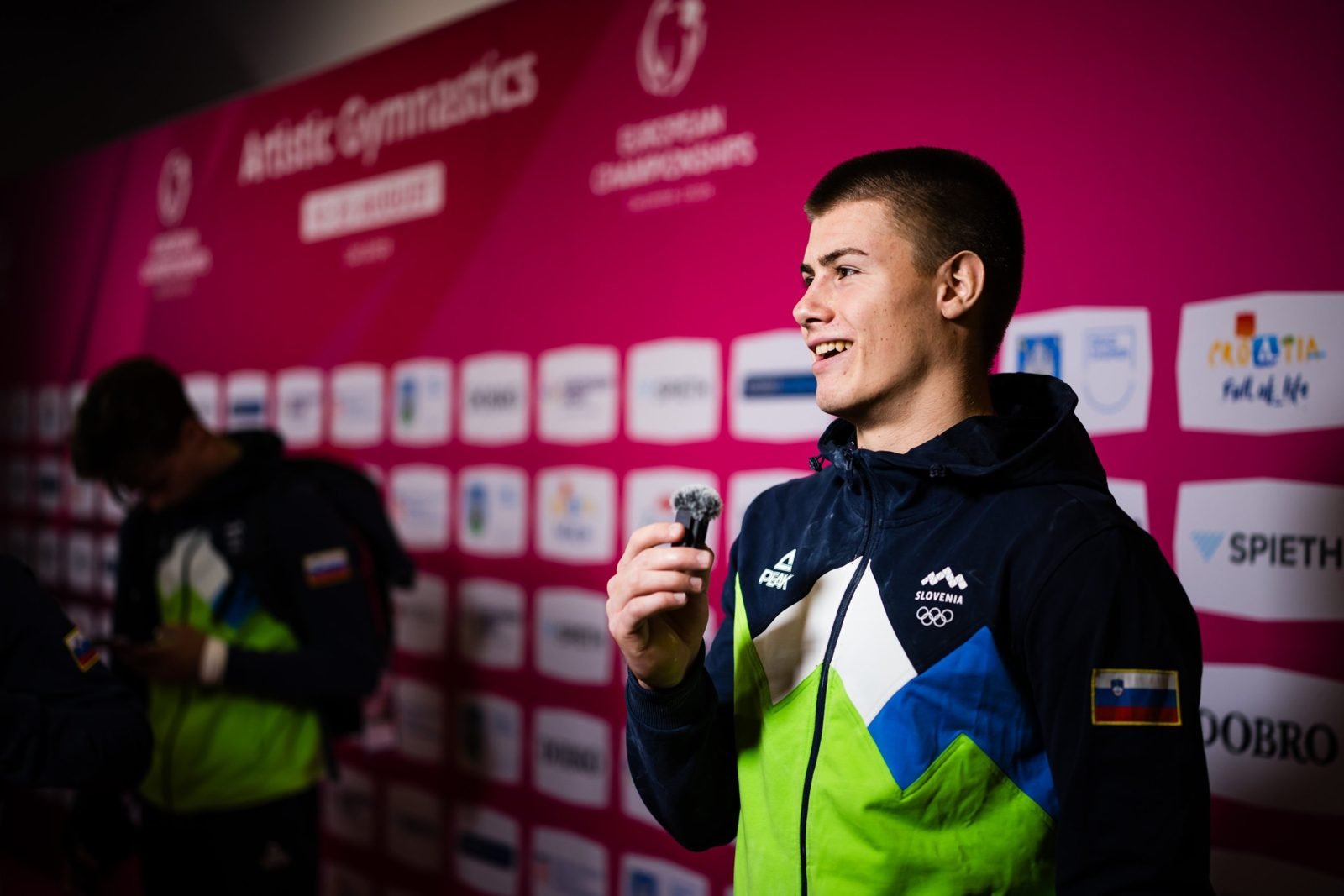 Timon Sternad Hiter v reprezentančni jakni med intervjujem